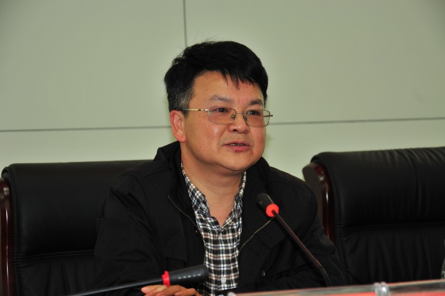 副校长汤放华主持辅导报告会